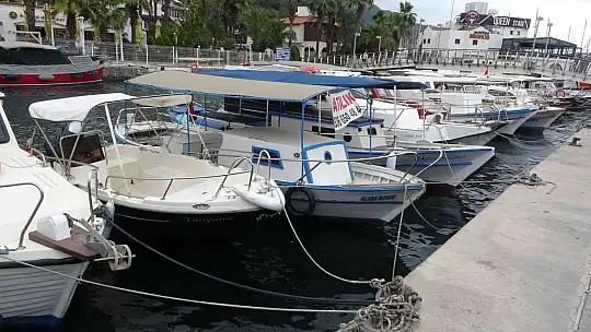 Marmaris'te şiddetli fırtına tekneleri karaya attı