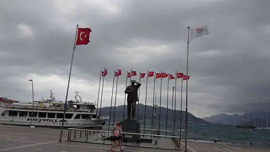 Marmaris'te şiddetli fırtına tekneleri karaya attı