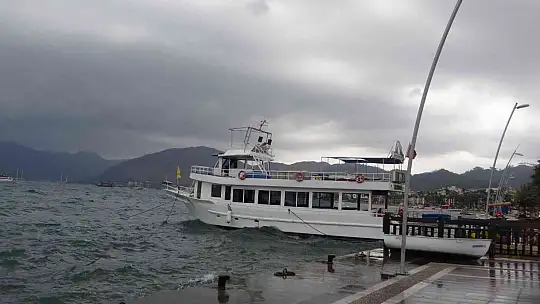 Marmaris'te şiddetli fırtına tekneleri karaya attı