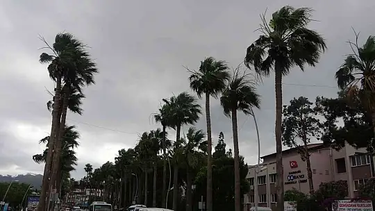 Marmaris'te şiddetli fırtına tekneleri karaya attı