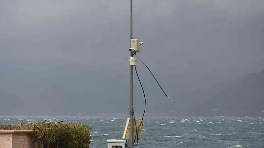 Marmaris'te şiddetli rüzgar hayatı olumsuz etkiledi