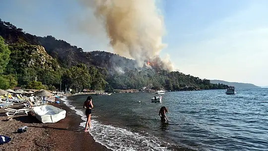 Marmaris'te tatil ve yangın bir arada