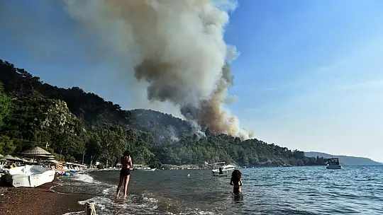 Marmaris'te tatil ve yangın bir arada