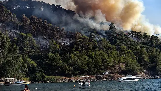 Marmaris'te tatil ve yangın bir arada