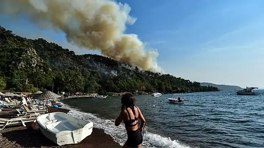 Marmaris'te tatil ve yangın bir arada