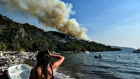Marmaris'te tatil ve yangın bir arada