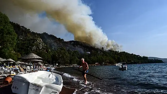 Marmaris'te tatil ve yangın bir arada