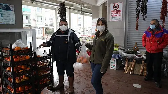 Marmaris'te toplanan turunçlar vatandaşlara dağıtıldı