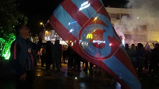 MARMARİS'TE TRABZONSPOR ŞAMPİYONLUĞU KONVOYLAR VE MEŞALELER İLE KUTLANDI
