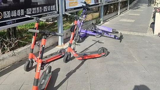 MARMARİS'TE UYGUNSUZ PARK EDİLEN SKUTERLER TOPLATILDI