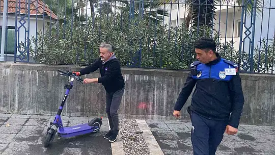 MARMARİS'TE UYGUNSUZ PARK EDİLEN SKUTERLER TOPLATILDI