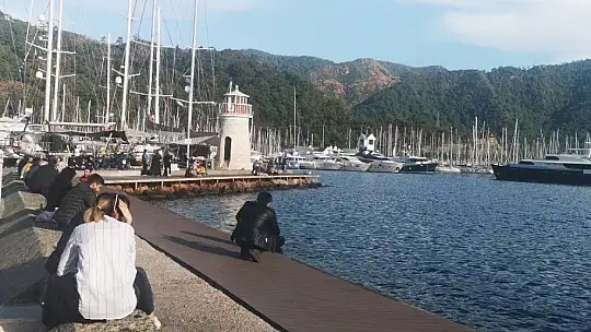 Marmaris'te vatandaşlar güzel havanın keyfini sürüyor