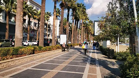 Marmaris'te vatandaşlar güzel havanın keyfini sürüyor