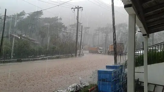 Marmaris'te yollar göle döndü, bazı evleri su bastı