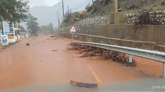 Marmaris'te yollar göle döndü, bazı evleri su bastı