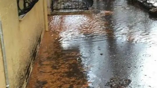 Marmaris'te yollar göle döndü, bazı evleri su bastı