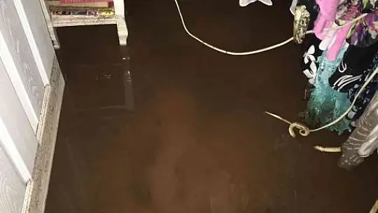 Marmaris'te yollar göle döndü, bazı evleri su bastı