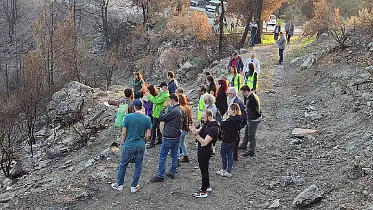 Marmaris'teki çalıştayın katılımcıları yanan sahayı inceledi