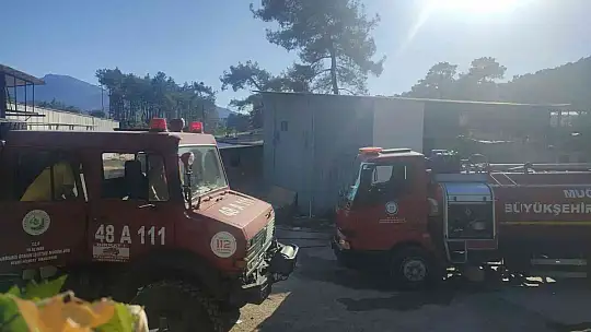 MARMARİS'TEKİ YANGIN ORMANA SIÇRAMADAN KONTROL ALTINA ALINDI