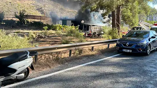 MARMARİS'TEKİ YANGIN ORMANA SIÇRAMADAN KONTROL ALTINA ALINDI