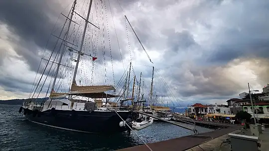 Marmarisli Balıkçılar sağanak yağış ve fırtına uyarısına karşı teknelerini sağlama aldılar