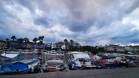 Marmarisli Balıkçılar sağanak yağış ve fırtına uyarısına karşı teknelerini sağlama aldılar