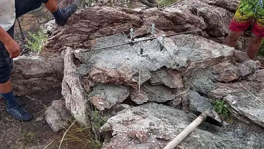 Marmarisli vatandaşlar yanan tepeye Türk Bayrağı dikti