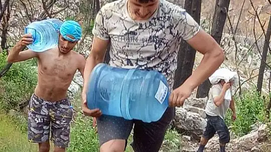 Marmarisli vatandaşlar yanan tepeye Türk Bayrağı dikti