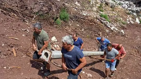Marmarisli vatandaşlar yanan tepeye Türk Bayrağı dikti
