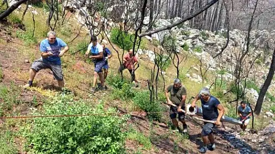 Marmarisli vatandaşlar yanan tepeye Türk Bayrağı dikti