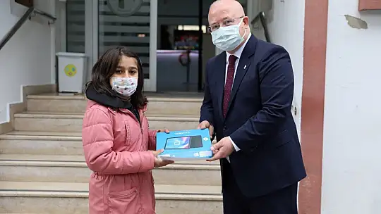 Menteşe Belediyesi Öğrencilere Tablet Dağıtmaya Devam Ediyor
