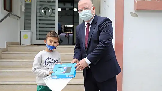 Menteşe Belediyesi Öğrencilere Tablet Dağıtmaya Devam Ediyor