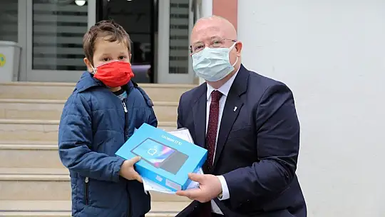 Menteşe Belediyesi Öğrencilere Tablet Dağıtmaya Devam Ediyor