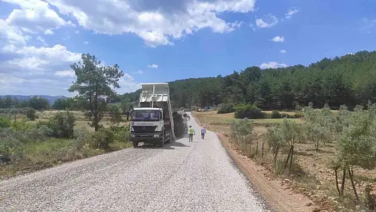 Menteşe'nin kırsal mahallelerinde yol çalışmaları sürüyor