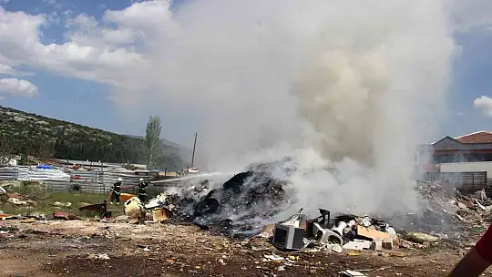 Menteşe sanayi hurdalığında yangın