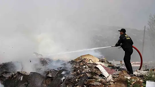 Menteşe sanayi hurdalığında yangın