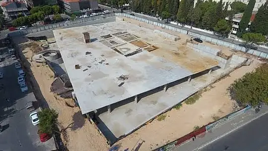 Merdivenden düşen işçi yaralandı