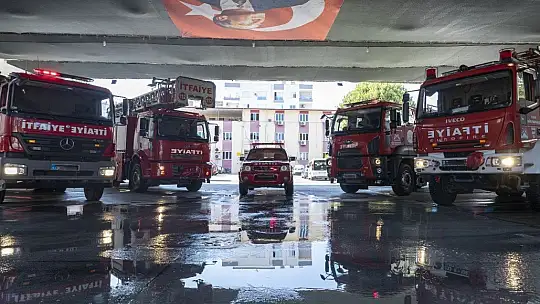 Mersin'den yangınla mücadele eden Muğla ve Antalya'ya 9 itfaiye aracıyla destek