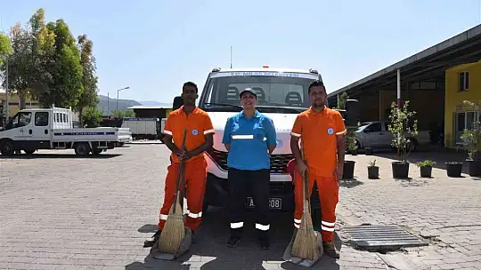 Milas Belediyesi'nin ilk kadın kamyon şoförü işe başladı