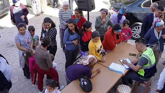 Milas'ta kırsalda yaşayan vatandaşlara ipek böceği larvası ve halı ipi dağıtıldı