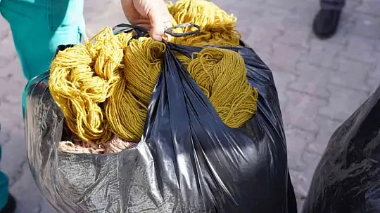 Milas'ta kırsalda yaşayan vatandaşlara ipek böceği larvası ve halı ipi dağıtıldı