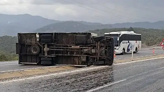 Milas'ta kontrolden çıkan kamyon yola devrildi