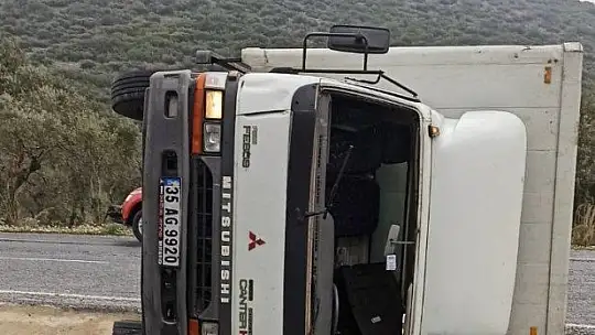 Milas'ta kontrolden çıkan kamyon yola devrildi