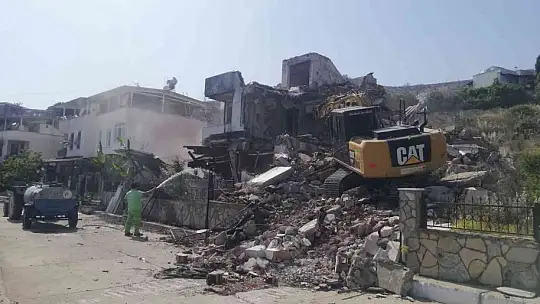 Milas'ta yangında ağır hasar gören yapılar yıkılıyor