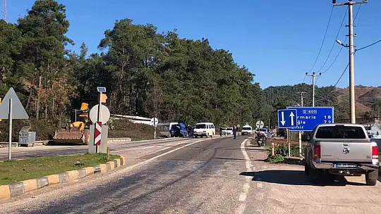 MİNİBÜS YOLDAN ÇIKARAK İŞ YERİ DUVARINA ÇARPTI: 6 YARALI