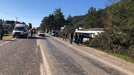 MİNİBÜS YOLDAN ÇIKARAK İŞ YERİ DUVARINA ÇARPTI: 6 YARALI