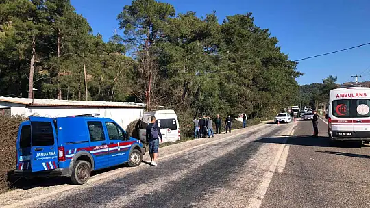 MİNİBÜS YOLDAN ÇIKARAK İŞ YERİ DUVARINA ÇARPTI: 6 YARALI