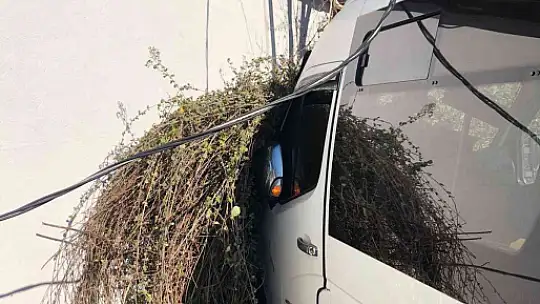 MİNİBÜS YOLDAN ÇIKARAK İŞ YERİ DUVARINA ÇARPTI: 6 YARALI