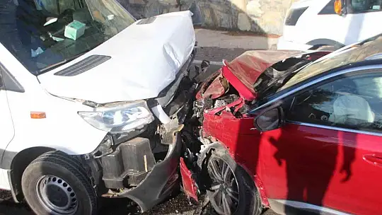 Minibüsle cip kafa kafaya çarpıştı: 22 yaralı