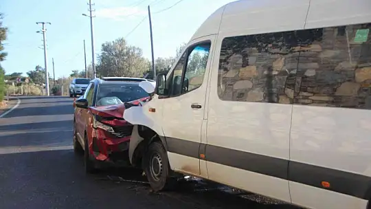 Minibüsle cip kafa kafaya çarpıştı: 22 yaralı